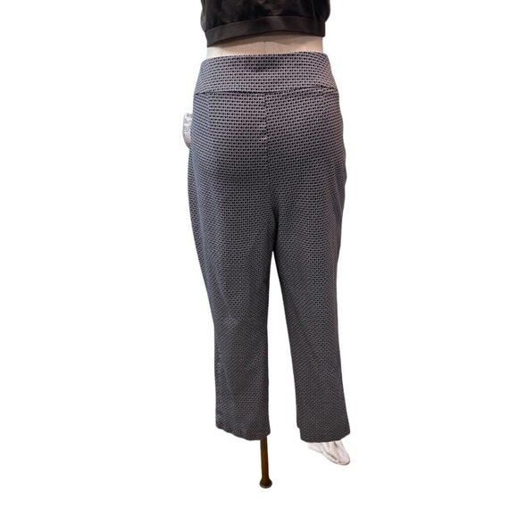 Chico's Fabulously Slimming Black White Diamond Pattern Capri Style - Picture 4 of 5